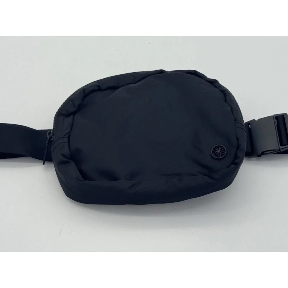 Yoga beltbag Sidekick Waist Pack All Black crossbody Purse Logo belt bag Gaiam